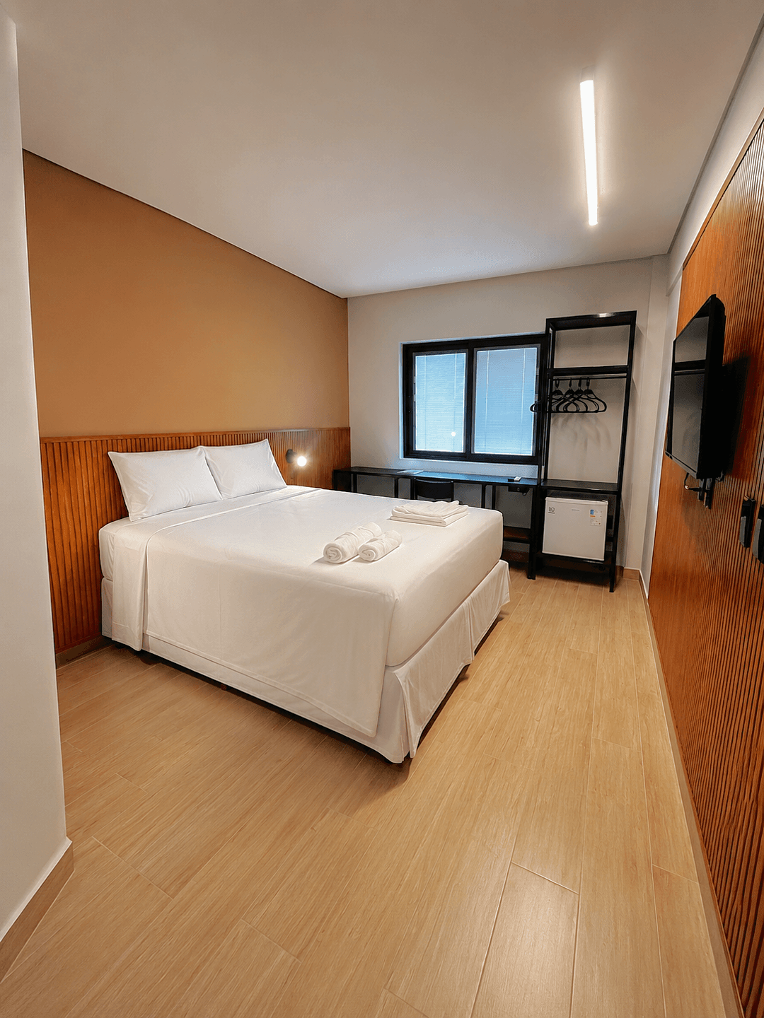 Apartamento com cama Queen, TV e closet com cabides